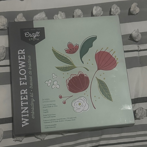 Craft Crush Winter Flower Embroidery Kit New in Box Hobby Decor - Picture 2 of 2